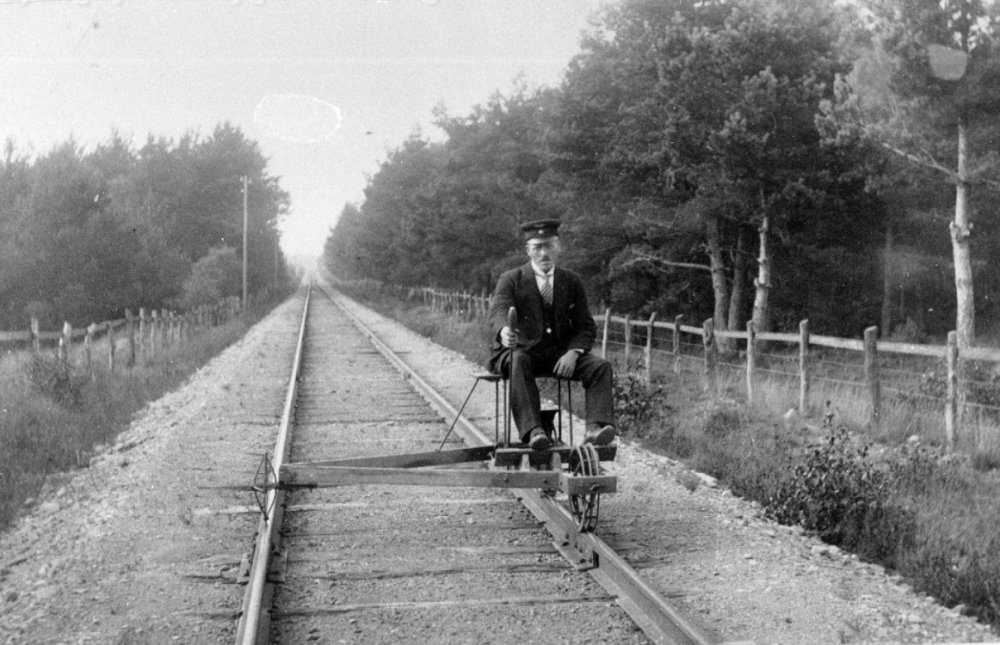 Handdriven dressin på järnvägen