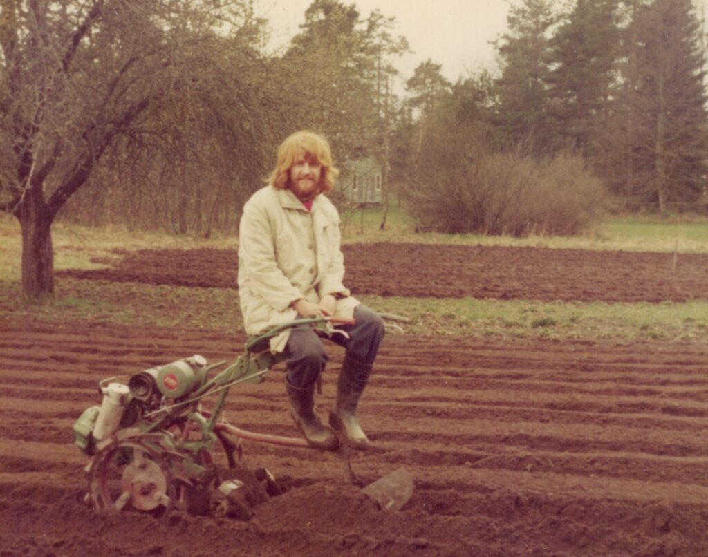 William sitter på en jordfräs