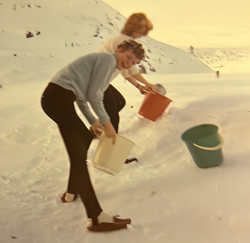 Seniorscouter hämtar snö för att smälta