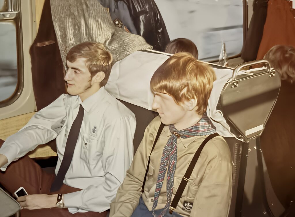 Två seniorscuter åker tåg